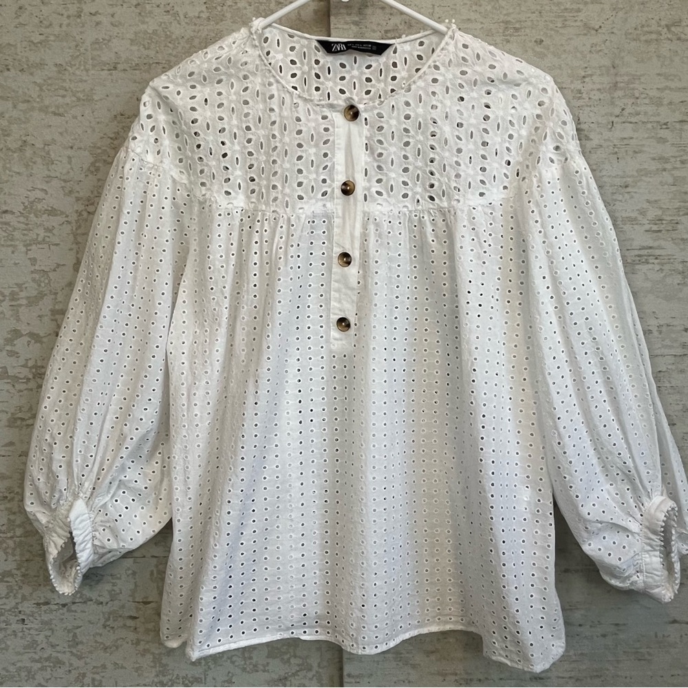 Zara White Eyelet Women's Top Size Large Popover Buttons Romantic Feminine Holid
